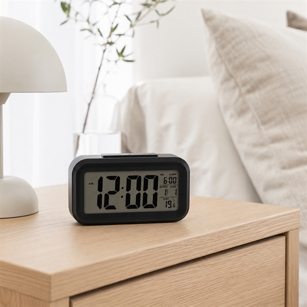 Digital vekkerklokke med Snooze, dato og temperatur, hvit og svart (assortert)